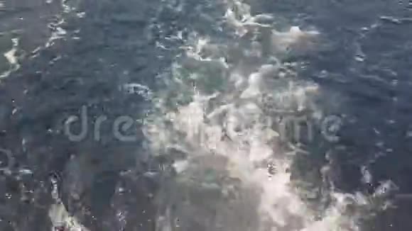 带船迹的海水慢动作视频沫和浪在船后视频的预览图