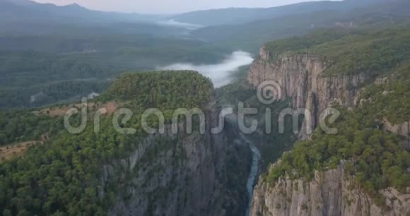 塔齐峡谷的空中景观令人惊叹的空中镜头森林和河流土耳其视频的预览图