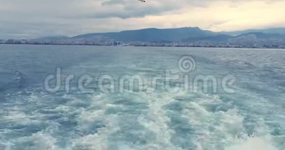 伊兹密尔市船后的水沫痕迹爱琴海土耳其视频的预览图