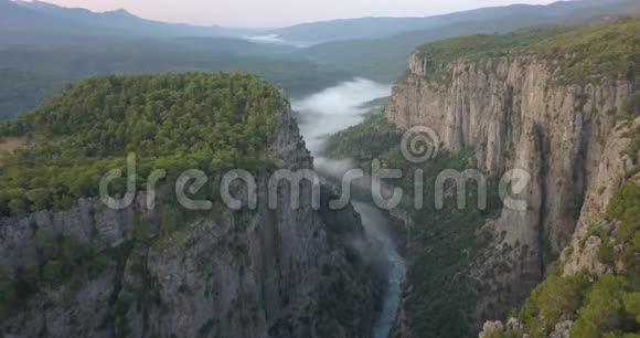 土耳其自然塔齐峡谷与河流和惊人的绿色山谷4k视频的预览图