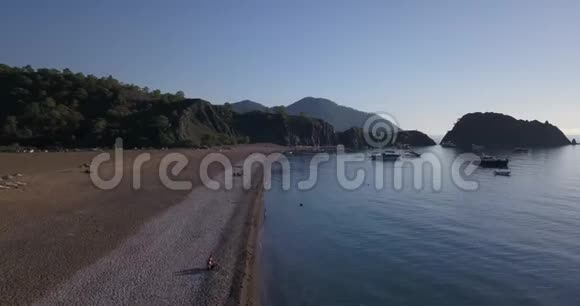 高角度海景海滩和许多船只和木筏西拉利土耳其4k视频的预览图