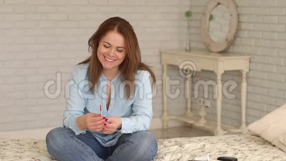 一个糖尿病女孩坐在床上把胰岛素注射到注射器里视频的预览图