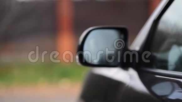 司机从打开的车窗扔出不同的垃圾视频的预览图