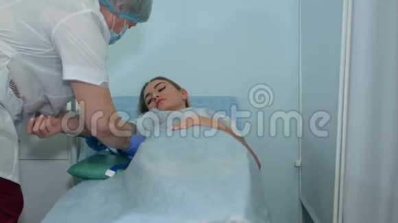 狡猾的护士给躺在病床上的女性病人放滴管视频的预览图