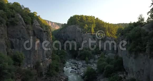 巨大的悬崖岩石和峡谷中的河流巨大的山林4K视频的预览图