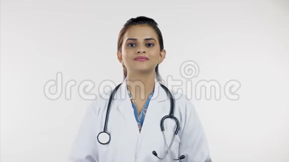 年轻漂亮的女医生穿着白色外套开心地笑着医学概念视频的预览图