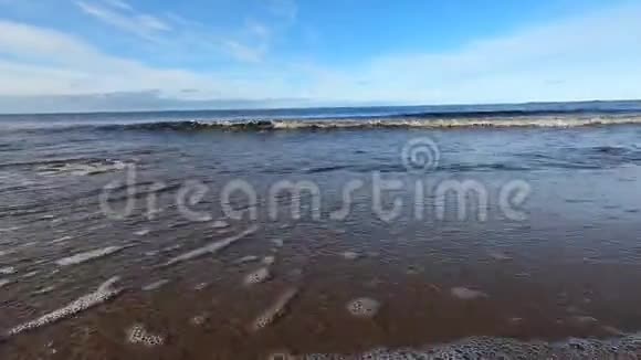 拉脱维亚里加市波罗的海和海浪旅行录像视频的预览图