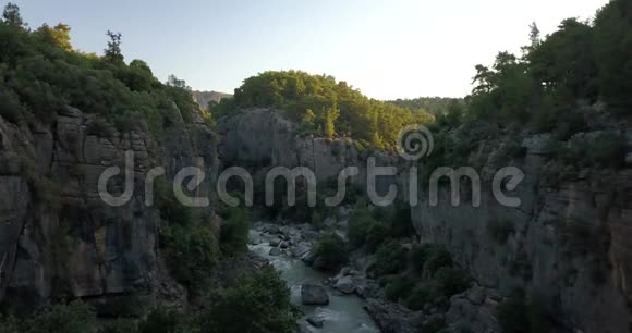 惊人的空中镜头峡谷中的岩石河日落土耳其4k视频的预览图