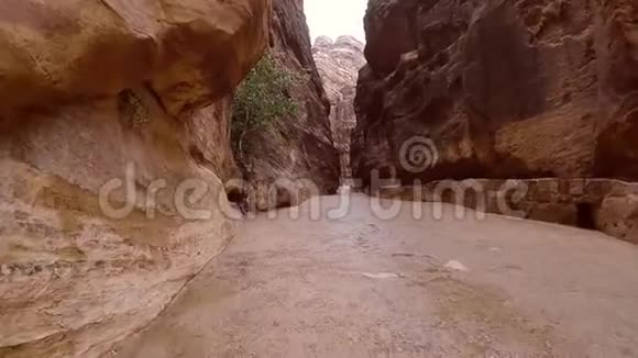 在约旦佩特拉的AlSiq峡谷内散步视频的预览图