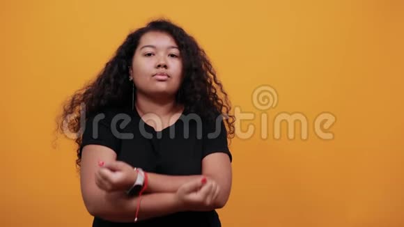美国黑人妇女超重双拳交叉看着镜头视频的预览图