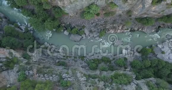 峡谷中岩石河流的俯视图周围有树木Koprulu土耳其4k视频的预览图