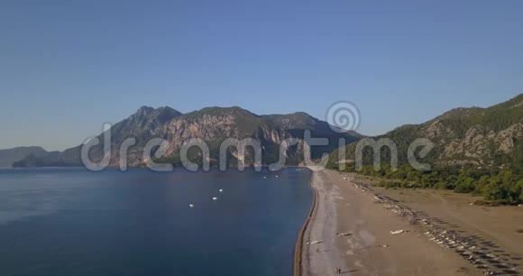 Cirali海滩的高角度视野靠近一座大规模的Adrasan山4k视频的预览图
