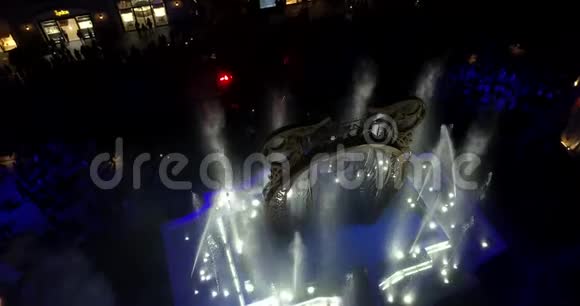 水上表演的空中镜头有五颜六色的灯光和一大群人4k视频的预览图
