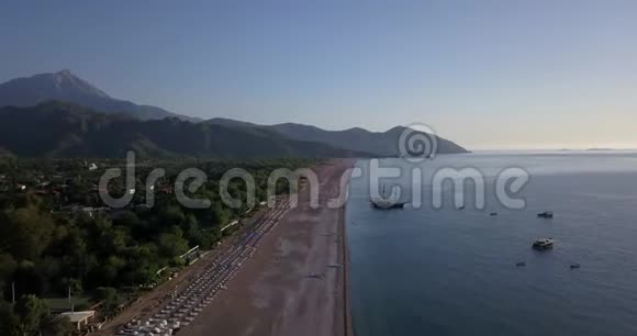 在Cirali附近的宽阔海滩和群山上俯瞰4k视频的预览图