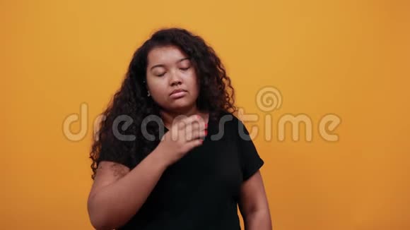 疲惫的美国黑人妇女用双手捂住嘴巴把手放在肚子上视频的预览图
