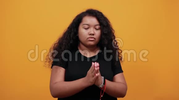 超重的严肃女人双手并拢祈祷仰望视频的预览图