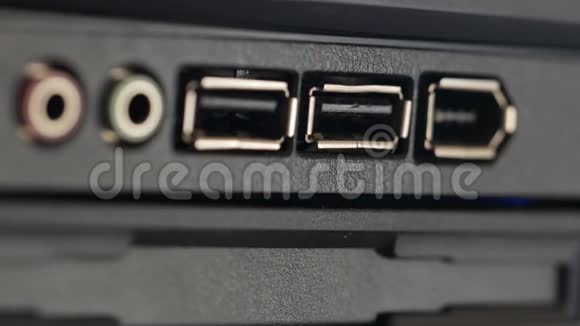 USB电缆插入插座黑色面板与彩色连接器麦克风和耳机也通用串行Bu视频的预览图