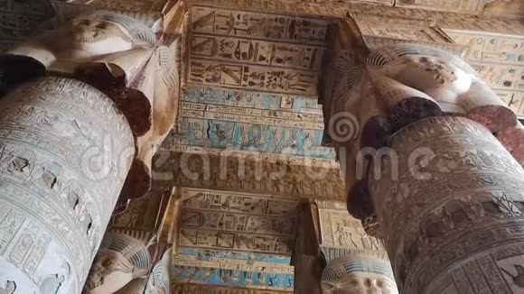 丹德拉寺或哈霍尔寺的美丽内部埃及丹德拉肯城附近的古埃及神庙视频的预览图