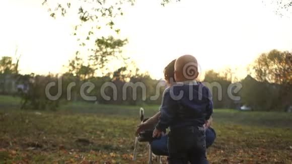 美丽的女人带着小男孩和狗在户外家庭假期快乐母子宠物护理视频的预览图