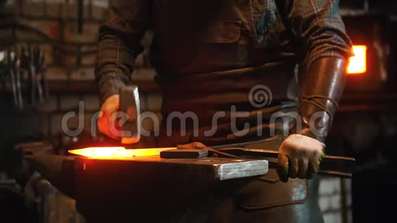 铁匠在车间里工作人在炉子里加热较长的金属片然后用一个视频的预览图