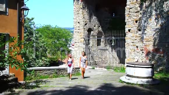女游客走过石头建筑与景观视频的预览图