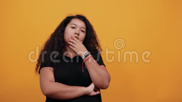 疲惫的美国黑人妇女超重双手捂着嘴打哈欠视频的预览图