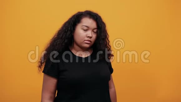 一个美国黑人胖女人用手指对着镜头卷发视频的预览图