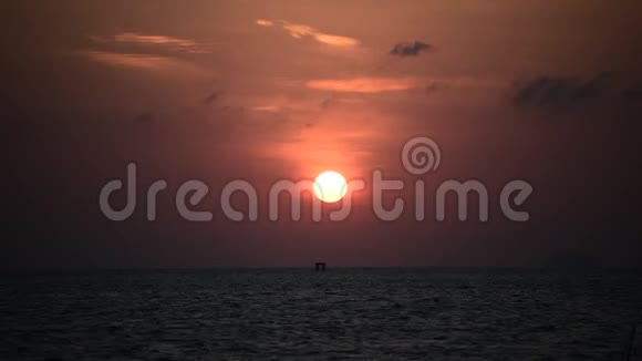 海上美丽的日出晨光中的自然背景视频的预览图