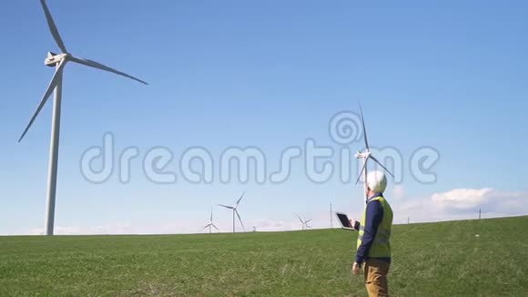 专家站在风力发电厂附近检查t视频的预览图