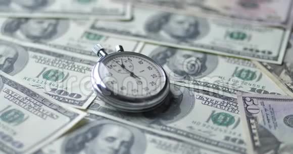 秒表在美元上时间就是金钱概念视频的预览图