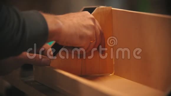 木工加工工人用手粘合木制部件成为组织者视频的预览图