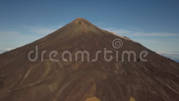 巨大的火山从高空俯瞰蓝天土耳其4k视频的预览图