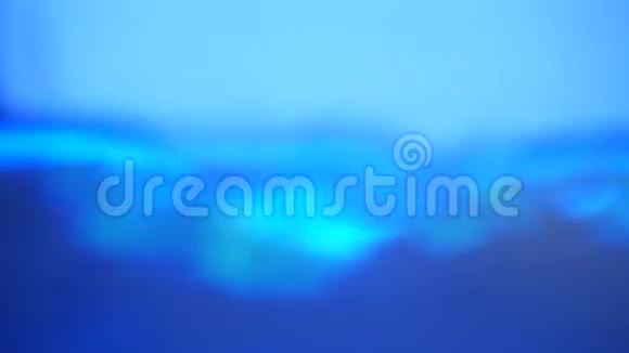 美丽的模糊的蓝光水视频的预览图