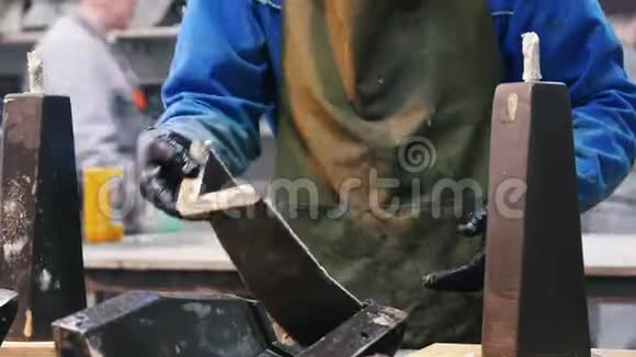 混凝土车间一个工匠在混凝土产品上放置模具视频的预览图