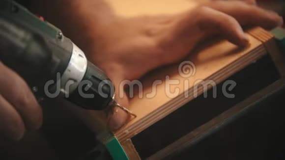 木工行业用胶合板钻孔的工人视频的预览图