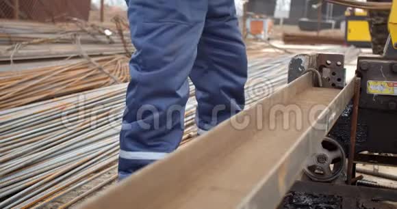 关闭建筑工人切割金属棒慢动作视频的预览图