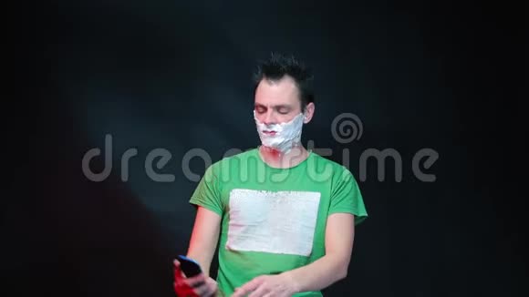 一个脸上有剃须泡沫的男人为社交网络拍照视频的预览图