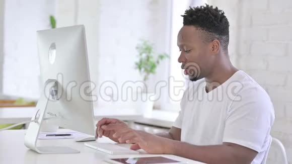 震惊的非洲男子对桌面故障的反应视频的预览图