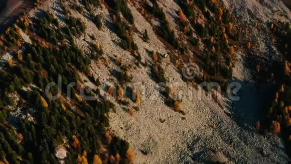 瑞士山区秋季日出视频的预览图