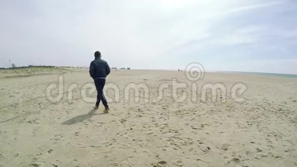 在海滩上走开的人视频的预览图