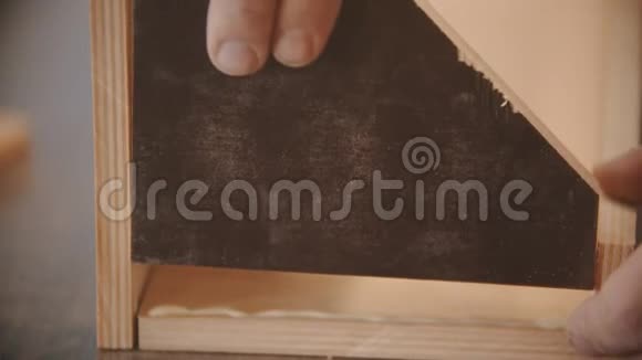 木工工人手将两块木片粘合在一起视频的预览图