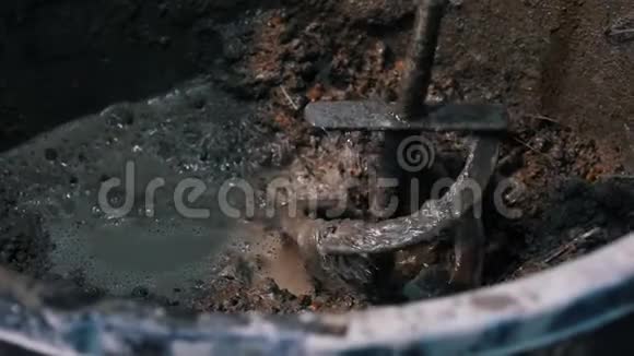 混凝土车间阀门启动搅拌混凝土混合物视频的预览图
