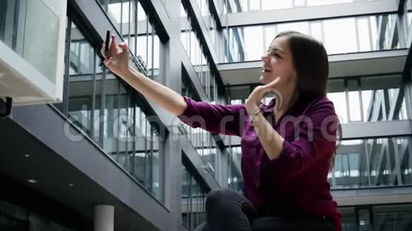 成功的女商人手里拿着手机有视频电话或视频会议现代办公视频的预览图