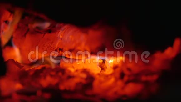 壁炉里的煤树在壁炉里燃烧得很漂亮壁炉里着火了视频的预览图