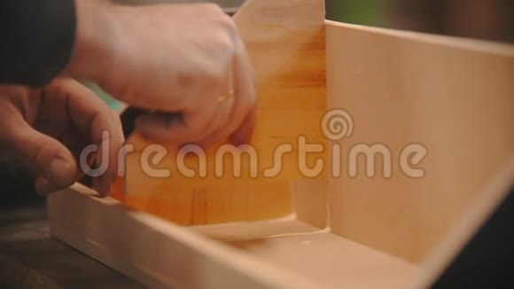 木工加工工人用手粘木件制作木制组织者视频的预览图