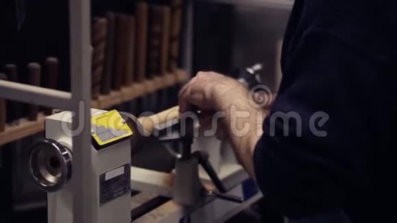 木工男手用凿子在机器上将木片旋出加工成型视频的预览图