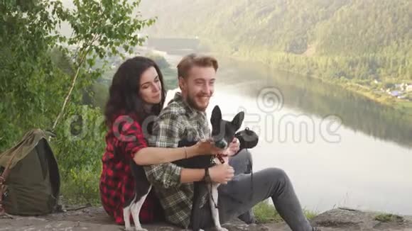 年轻夫妇和他们迷人的狗在户外空闲时间视频的预览图