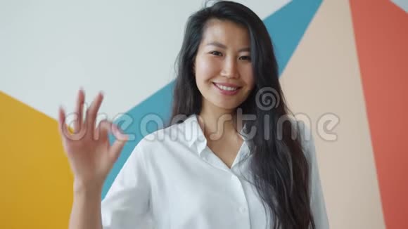 可爱的亚洲学生展示良好的手势表达幸福的肖像视频的预览图