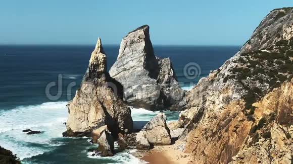 全景大浪在岩石海岸破碎和白色泡沫在水上美丽的岩石悬崖景观慢动作视频的预览图