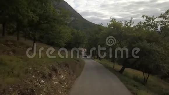 一辆汽车在环绕着树木的山路上行驶空中射击土耳其4k视频的预览图